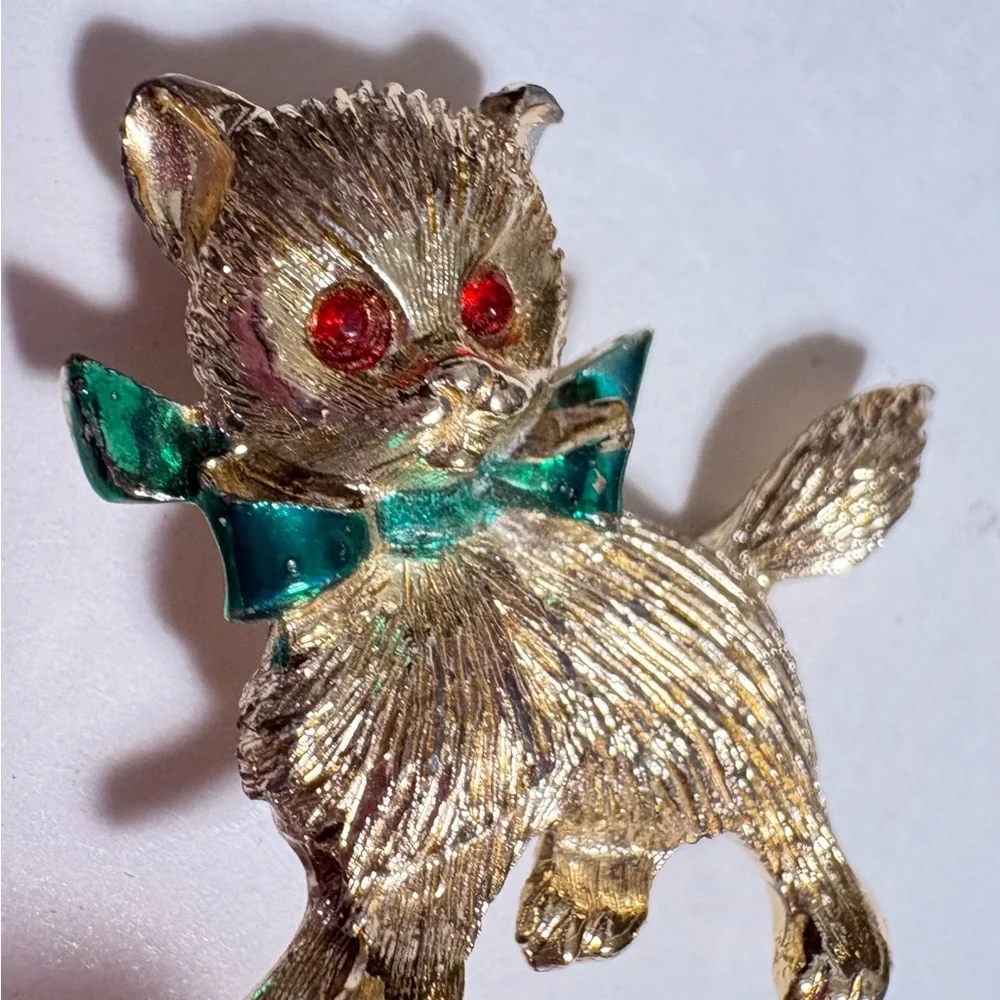Elegant vintage Gold tone Cat Brooch with Green Bow and red rhinestone eyes